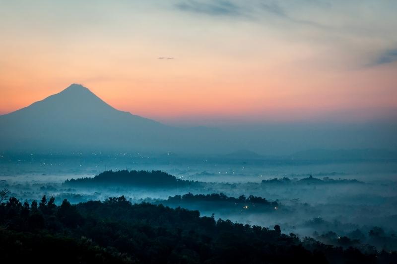 Sunrise Punthuk Setumbu salah satu destinasi wisata Magelang