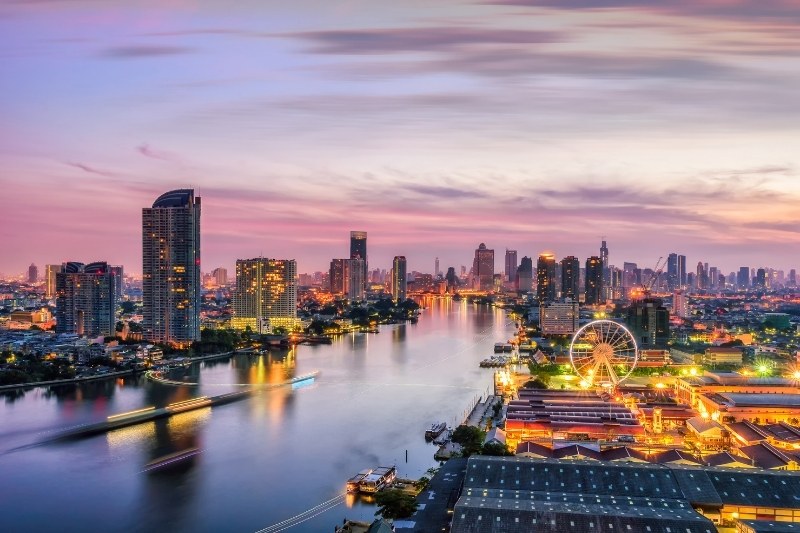 Bangkok yang terkenal dengan sungai Chao Phraya dan kuil-kuilnya yang megah