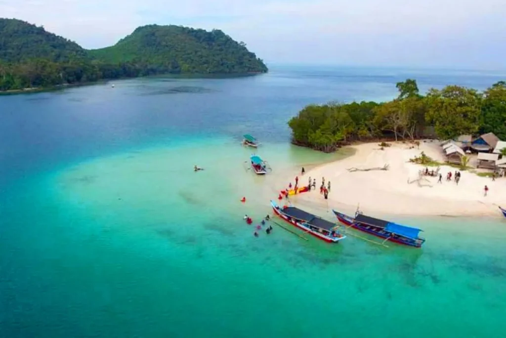 Pulau Pahawang yang saat ini menjadi destinasi wisata favorit wisatawan domestik