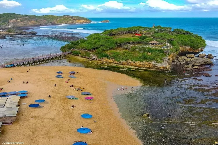 Pantai Drini yang sering dimasukkan dalam itinerary paket wisata Jogja