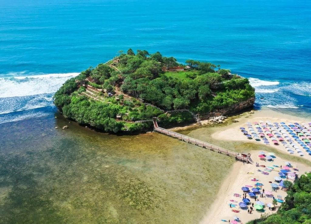 Pantai Drini yang menjadi salah satu destinasi wisata hits di Gunung Kidul