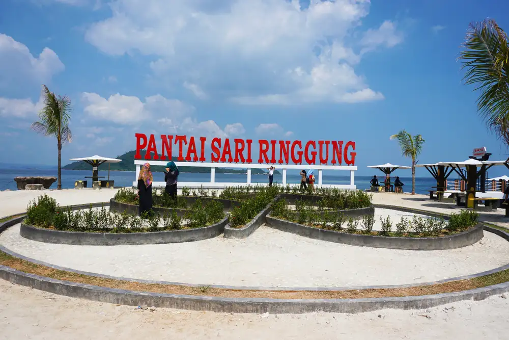 Pantai Sari Ringgung yang menjadi salah satu destinasi wisata hits di Lampung