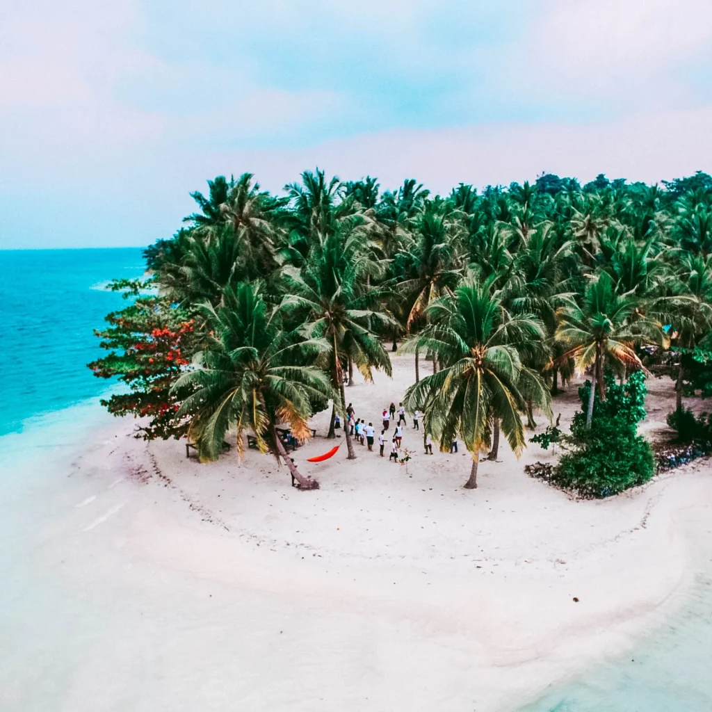 Wisata pulau Pahawang menawarkan wisata pantai dan laut yang masih alami