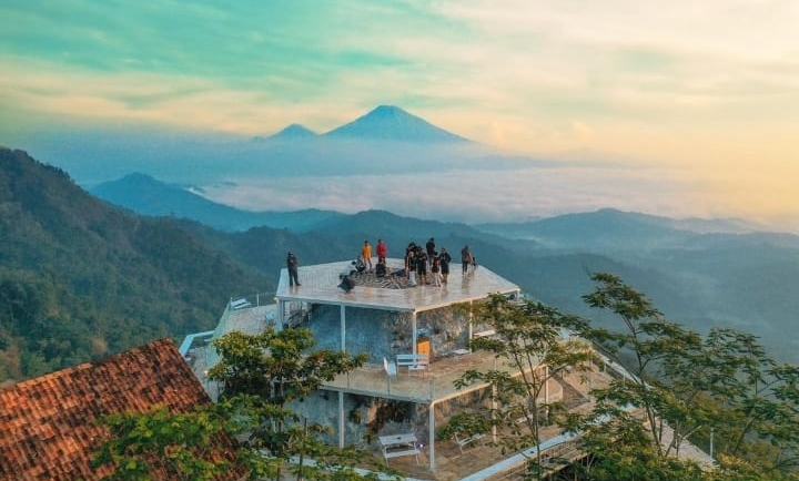 Tumpeng Menoreh menawarkan pemandangan yang eksotis saat sunrise