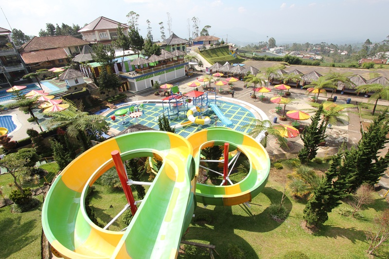 Pemandian air panas Darajat Pass Garut dengan kolam renang air hangat dan latar pegunungan