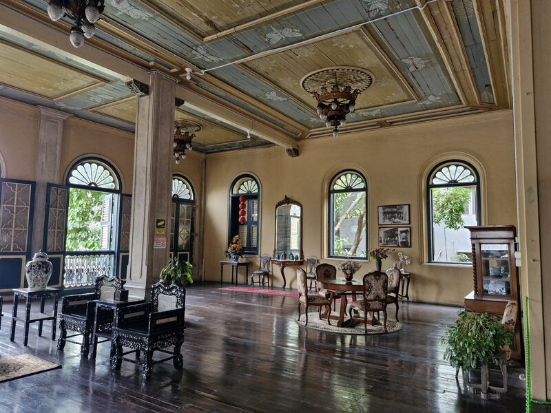 Salah satu ruang utama Tjong A Fie Mansion Medan dengan perabotan kayu antik Tionghoa klasik dan dekorasi vintage abad ke-19